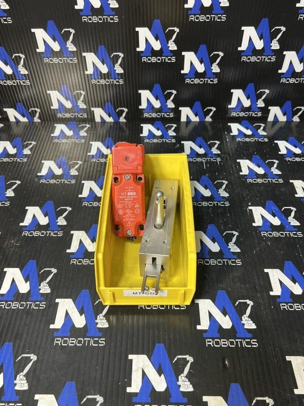 Guard Master Inching Button ALLEN-BRADLEY GUARDMASTER SAFETY INTERLOCK SWITCH MT-GD2 | AMRobotics